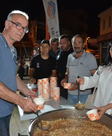Sındırgı’da yüzlerce kişiye aşure dağıtıldı