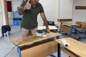 Sıraları temizleyen okul müdürü: "Çocuklarınıza iyi eğitim verin, başarı evde başlar"