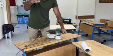 Sıraları temizleyen okul müdürü: "Çocuklarınıza iyi eğitim verin, başarı evde başlar"