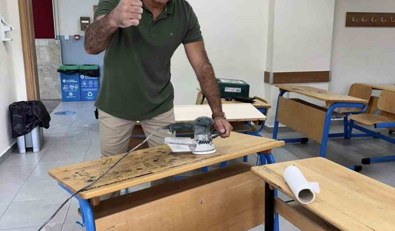 Sıraları temizleyen okul müdürü: "Çocuklarınıza iyi eğitim verin, başarı evde başlar"