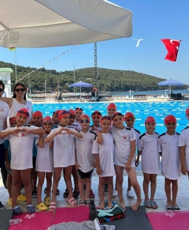Sırtüstü yüzmede şampiyon Ümraniye