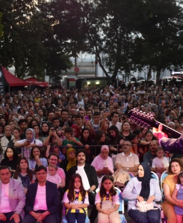 Söğütte Ayna grubu rüzgari esti