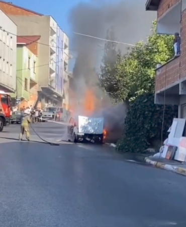 Sultanbeyli’de otomobil alev alev yandı