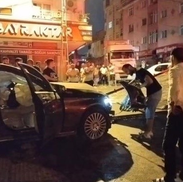 Sultanbeyli’de ters yönde ilerleyen otomobil seyir halindeki araca çarptı: 2 yaralı