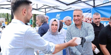 Sultangazi Belediye Başkanı Dursun vatandaşlara aşure dağıttı