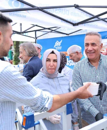 Sultangazi Belediye Başkanı Dursun vatandaşlara aşure dağıttı