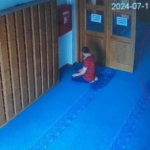 Sultangazi’de camiden çaldığı ayakkabıyı pantolonunun içine saklayan hırsız kamerada