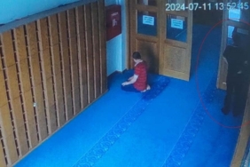 Sultangazi’de camiden çaldığı ayakkabıyı pantolonunun içine saklayan hırsız kamerada