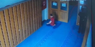 Sultangazi’de camiden çaldığı ayakkabıyı pantolonunun içine saklayan hırsız kamerada