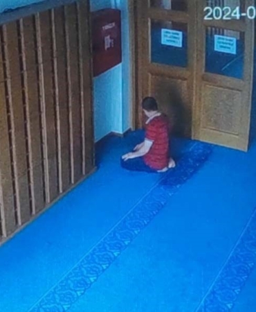 Sultangazi’de camiden çaldığı ayakkabıyı pantolonunun içine saklayan hırsız kamerada
