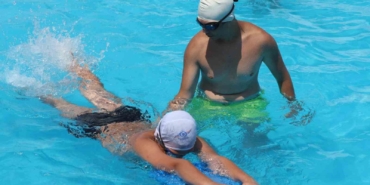 Sultangazi’de çocuklar yaz tatilinde yüzme öğreniyor