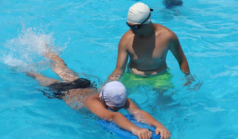 Sultangazi’de çocuklar yaz tatilinde yüzme öğreniyor
