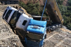 Sultangazi’de döküm sahasında faciadan dönüldü: 3 hafriyat kamyonu boşluğa düştü,