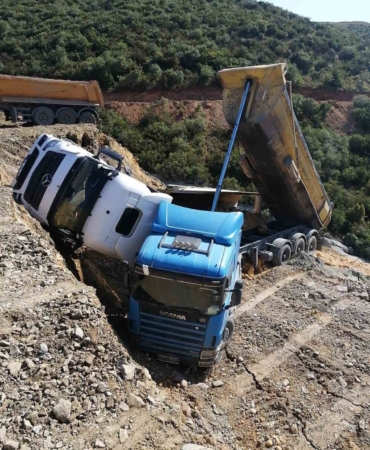 Sultangazi’de döküm sahasında faciadan dönüldü: 3 hafriyat kamyonu boşluğa düştü,