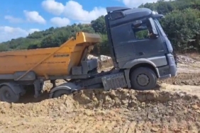 Sultangazi’de döküm sahasında tekrar toprak kaydı, hafriyat kamyonu asılı kaldı
