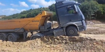 Sultangazi’de döküm sahasında tekrar toprak kaydı, hafriyat kamyonu asılı kaldı