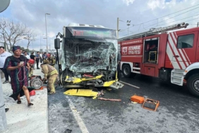 Sultangazi’de İETT otobüsü park halindeki tıra arkadan çarptı: 8 yaralı