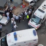 Sultangazi’de kavga anları kamerada: Bir yumrukla kafasını feci şekilde otomobile çarptı