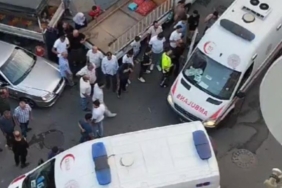 Sultangazi’de kavga anları kamerada: Bir yumrukla kafasını feci şekilde otomobile çarptı