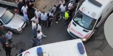 Sultangazi’de kavga anları kamerada: Bir yumrukla kafasını feci şekilde otomobile çarptı