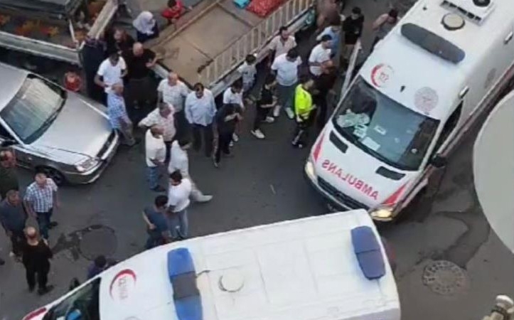 Sultangazi’de kavga anları kamerada: Bir yumrukla kafasını feci şekilde otomobile çarptı