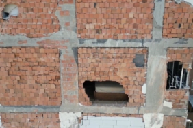 Sultangazi’de yıkım çalışması sırasında duvarları yıkılan bina havadan görüntülendi