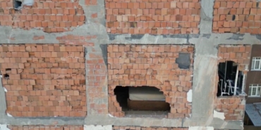 Sultangazi’de yıkım çalışması sırasında duvarları yıkılan bina havadan görüntülendi