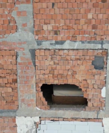 Sultangazi’de yıkım çalışması sırasında duvarları yıkılan bina havadan görüntülendi