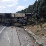 Sürücüsünün uyuduğu iddia edilen kamyon devrildi
