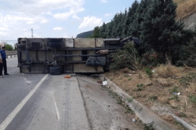 Sürücüsünün uyuduğu iddia edilen kamyon devrildi