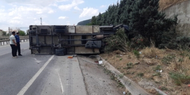 Sürücüsünün uyuduğu iddia edilen kamyon devrildi