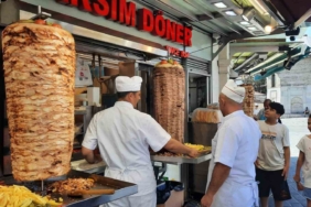 Taksim’de döner ustası lavaşları dizdiği sırada tabureden düştü: O anlar kamerada
