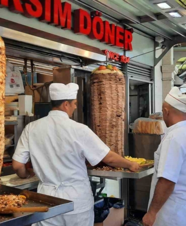 Taksim’de döner ustası lavaşları dizdiği sırada tabureden düştü: O anlar kamerada