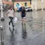 Taksim’de yağmur etkili oldu: Bir vatandaş yağmurdan kartonla korundu