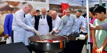 Tarihi Mısır Çarşısı’nda 20 bin kişilik aşure dağıtıldı