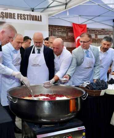 Tarihi Mısır Çarşısı’nda 20 bin kişilik aşure dağıtıldı