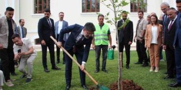 Tarım ve Orman Bakanı İbrahim Yumaklı, Bilecik’te çınar fidanı dikti