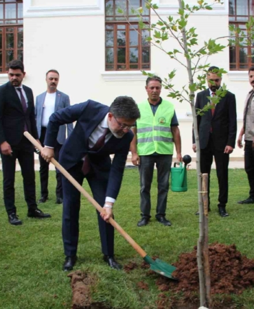 Tarım ve Orman Bakanı İbrahim Yumaklı, Bilecik’te çınar fidanı dikti
