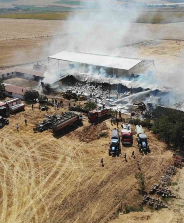 Tekirdağ’da çiftlik yangını: 15 bin balya saman yandı