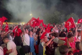 Tekirdağ’da milli maç coşkusu: Binlerce vatandaş sahile kurulan dev ekrandan maçı izledi