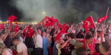 Tekirdağ’da milli maç coşkusu: Binlerce vatandaş sahile kurulan dev ekrandan maçı izledi