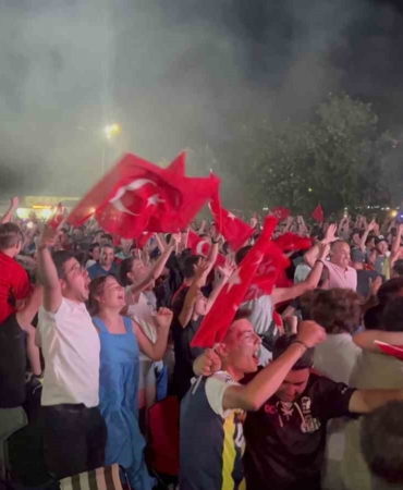 Tekirdağ’da milli maç coşkusu: Binlerce vatandaş sahile kurulan dev ekrandan maçı izledi