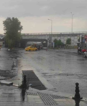 Tekirdağ’da rögar taştı, cadde sular altında kaldı