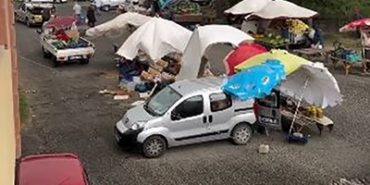 Tekirdağ’da yağmur ve rüzgar pazar esnafına zor anlar yaşattı