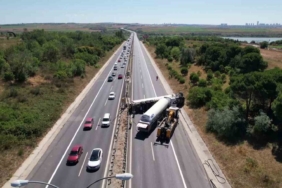 TEM Otoyolu’nda tanker devrildi, İstanbul istikametinde trafik tamamen durdu