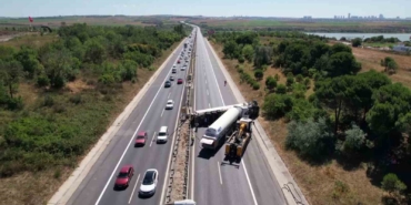 TEM Otoyolu’nda tanker devrildi, İstanbul istikametinde trafik tamamen durdu
