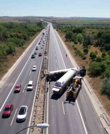 TEM Otoyolu’nda tanker devrildi, İstanbul istikametinde trafik tamamen durdu