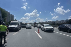 TEM otoyolunda tur otobüsü kamyona çarptı: 2’si çocuk 8 yaralı