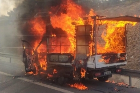 TEM’de alevlere teslim olan kamyonet küle döndü