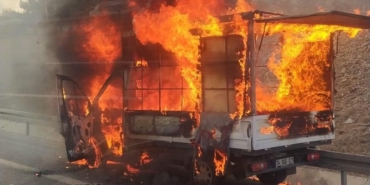 TEM’de alevlere teslim olan kamyonet küle döndü